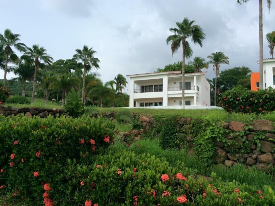 Playa Limoncito Hills: Beachfront Villas with Private or Shared Pools Exterior photo