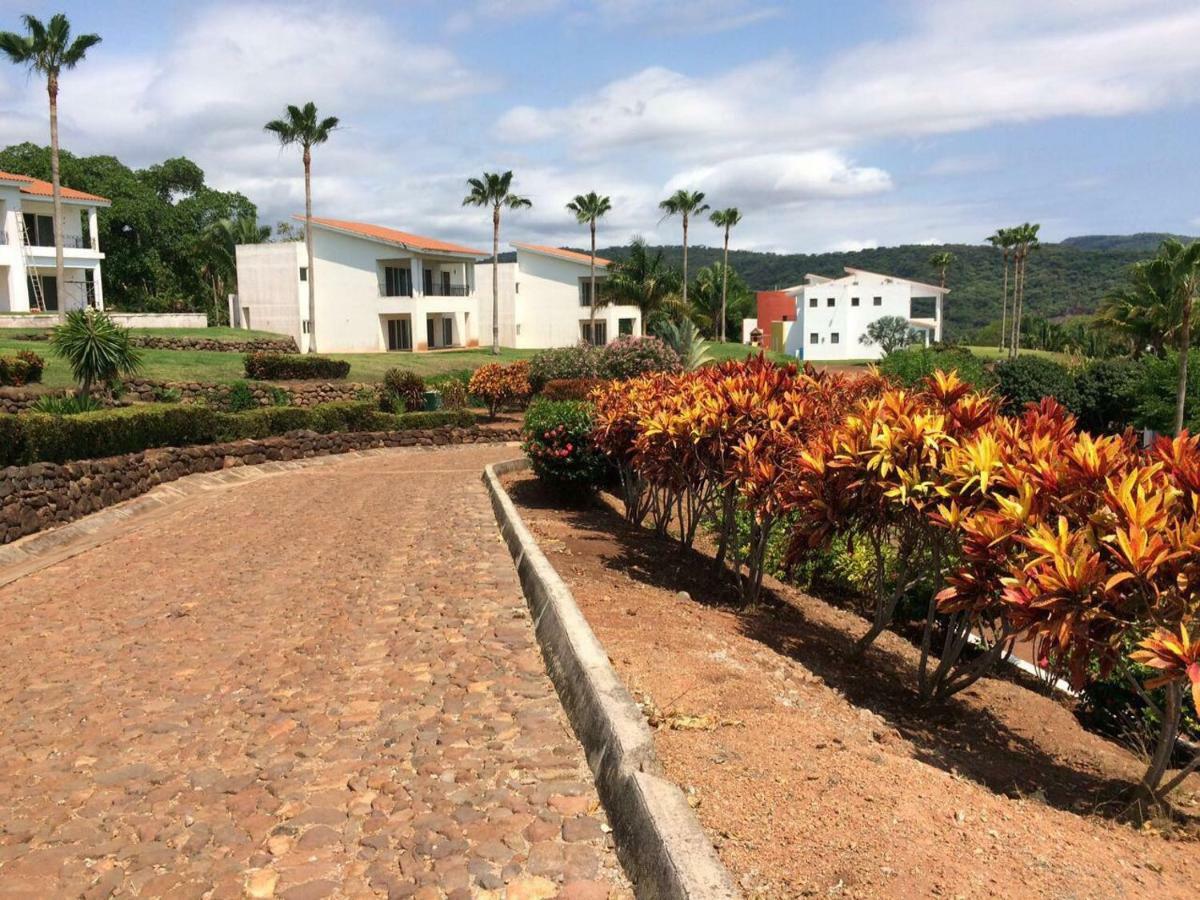 Playa Limoncito Hills: Beachfront Villas with Private or Shared Pools Exterior photo